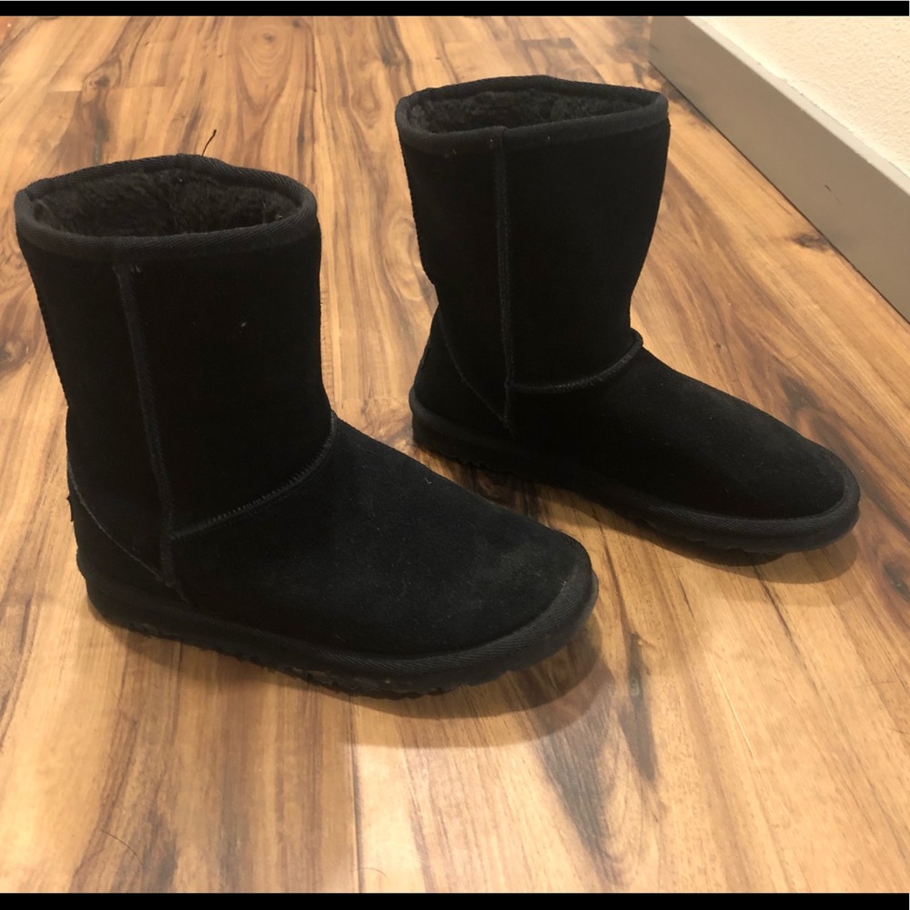 Black Ugg boot size 8